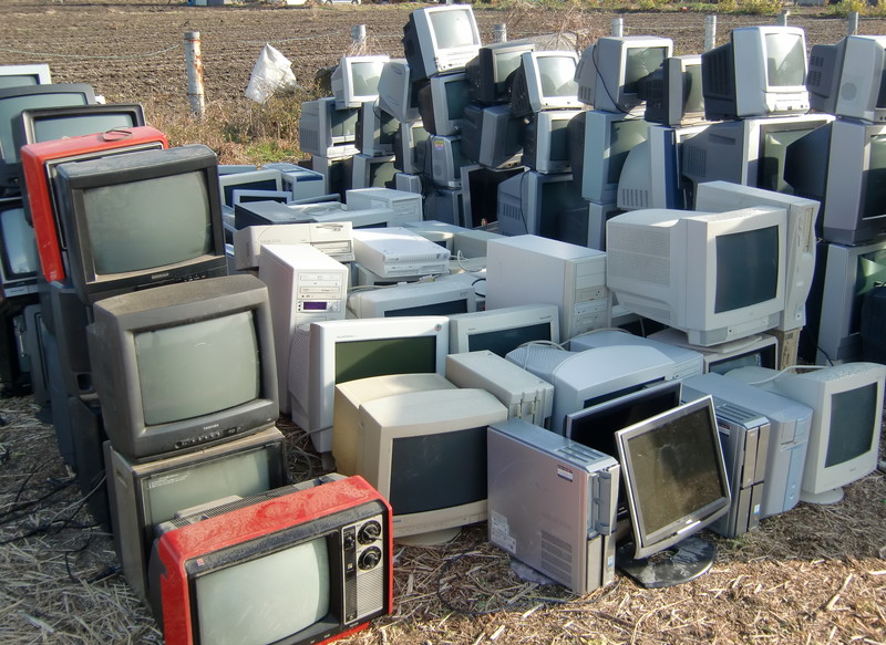 不法投棄されたテレビやパソコン